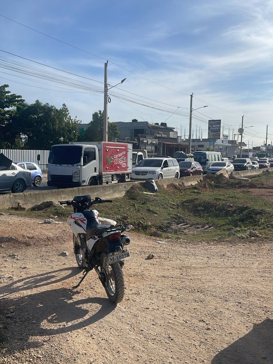 Protesta vecinal paraliza avenida Ecológica por reclamo de calles y agua potable en Nuevo Amanecer