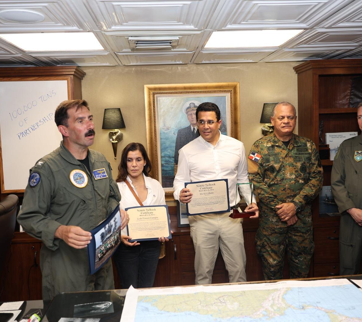 Visita a USS Nimitz reúne a David Collado y autoridades dominicanas en recorrido por portaaviones de EE. UU.