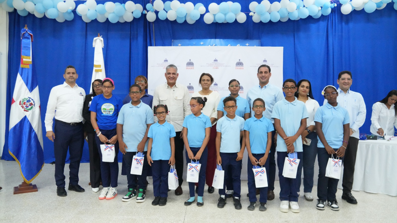 Salud visual beneficia a 81 estudiantes de Samaná con entrega gratuita de lentes correctivos por parte del INABIE