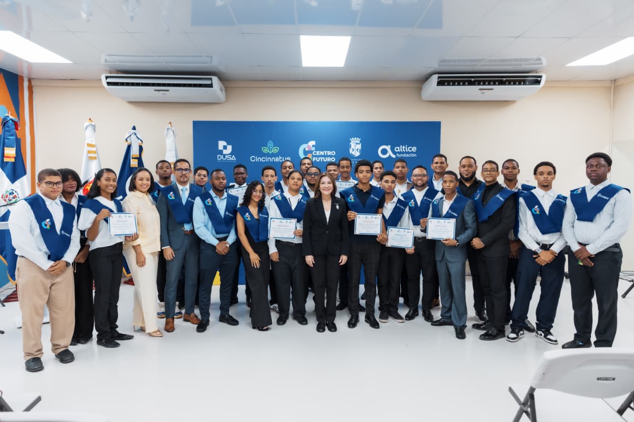 Futuro de Esperanza gradúa a 56 jóvenes de Cristo Rey y Villas Agrícolas en nueva jornada encabezada por Carolina Mejía