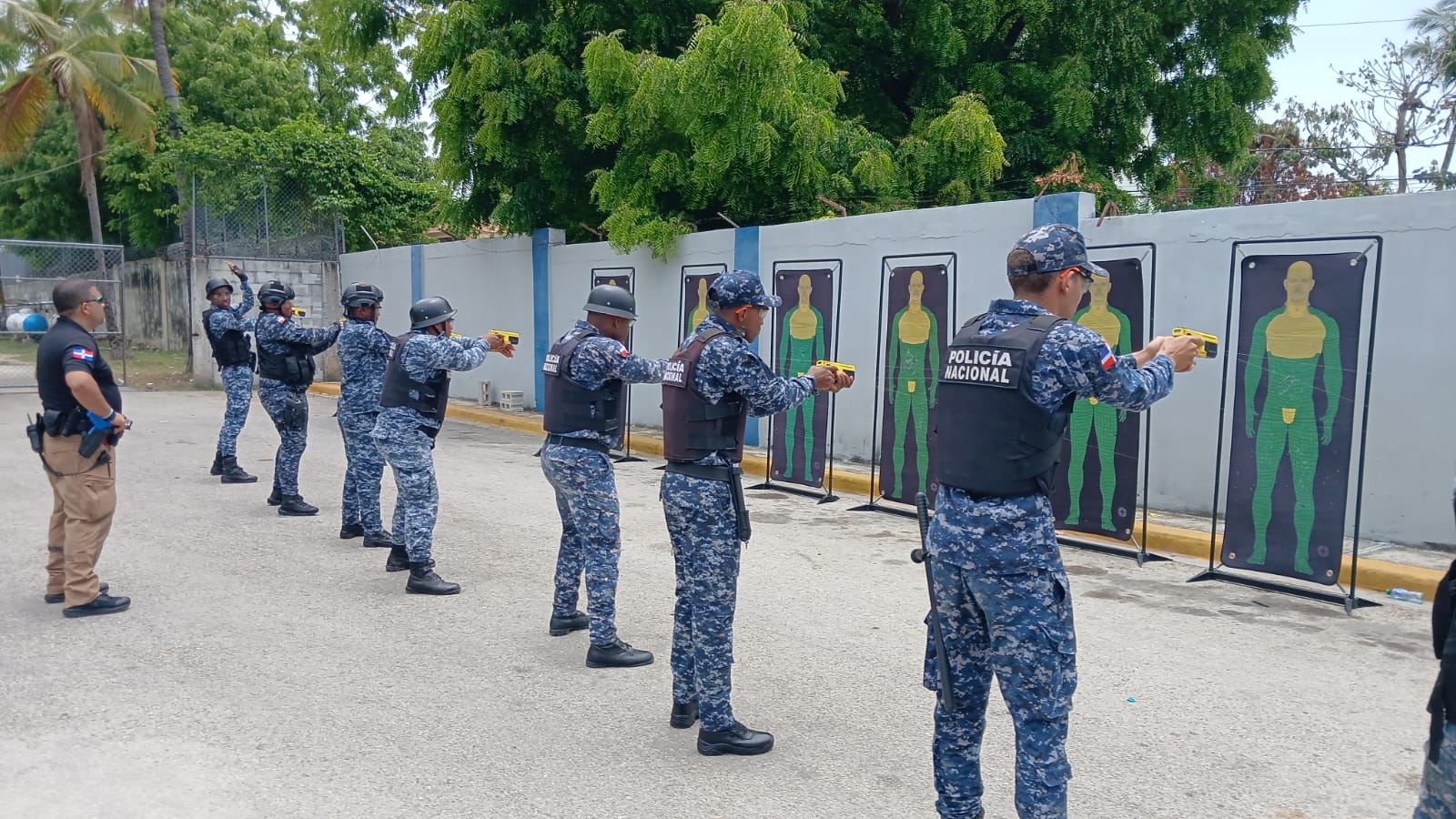 Pistola eléctrica fortalece capacitación de más de 200 agentes policiales en la región Enriquillo