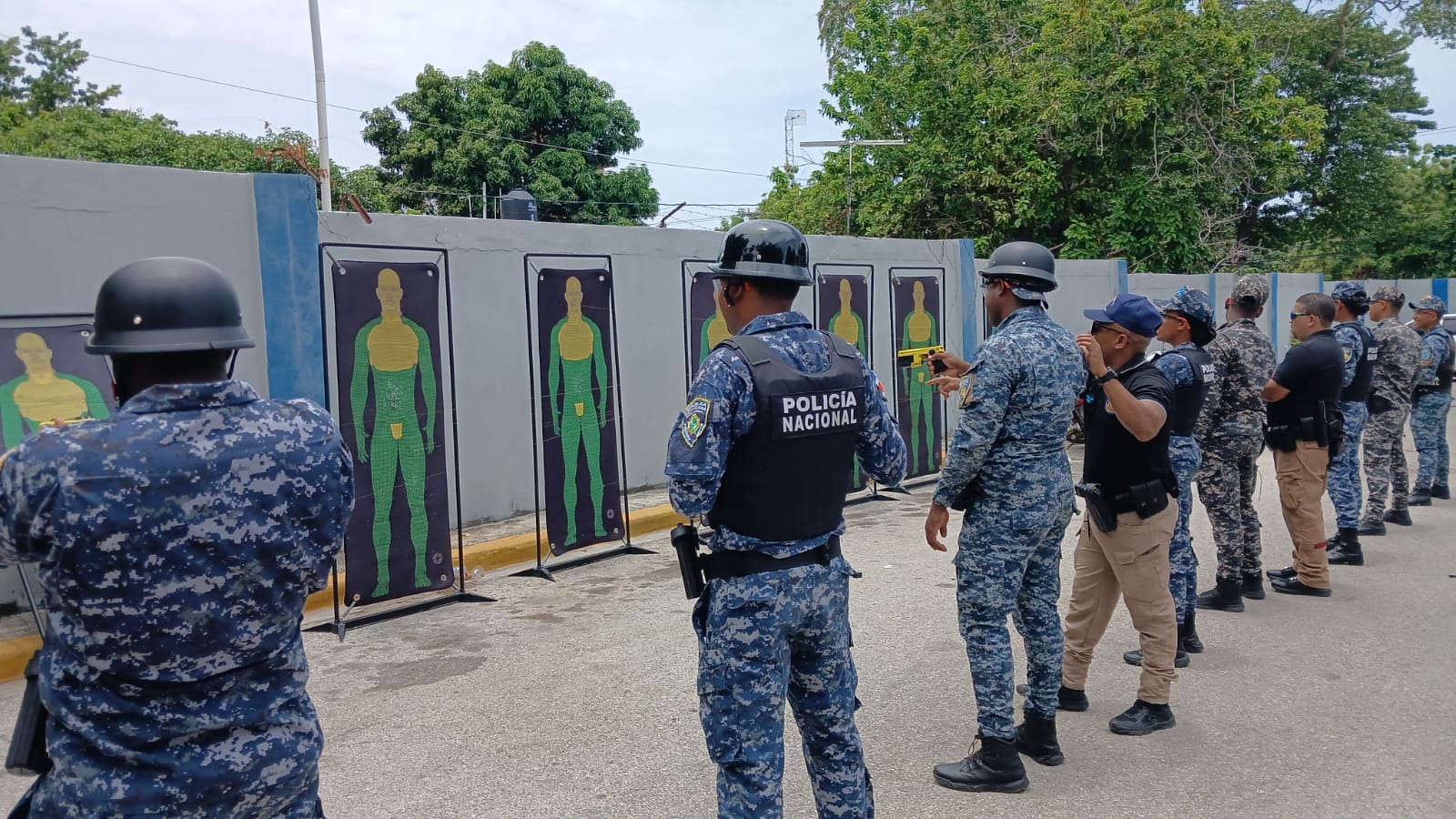 Pistola eléctrica fortalece capacitación de más de 200 agentes policiales en la región Enriquillo