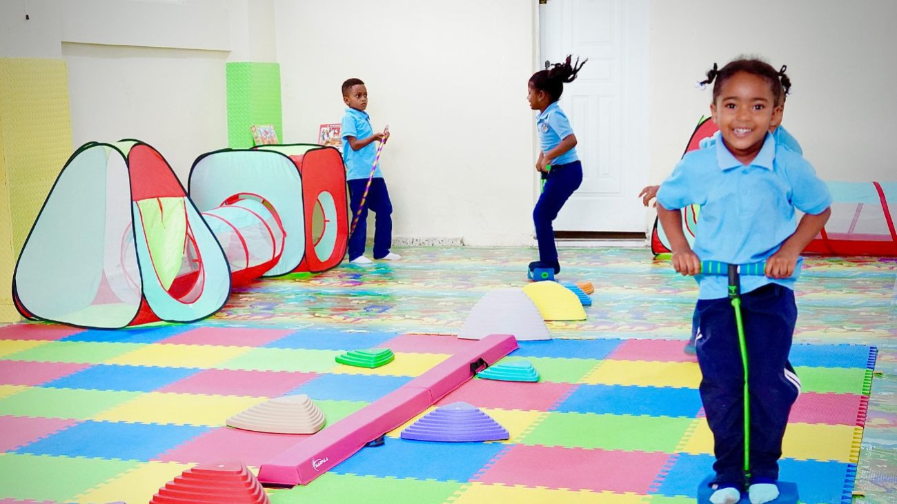 Aula de Motricidad llega a Azua con nueva entrega del Inefi en el Centro Educativo Hermanas Mirabal