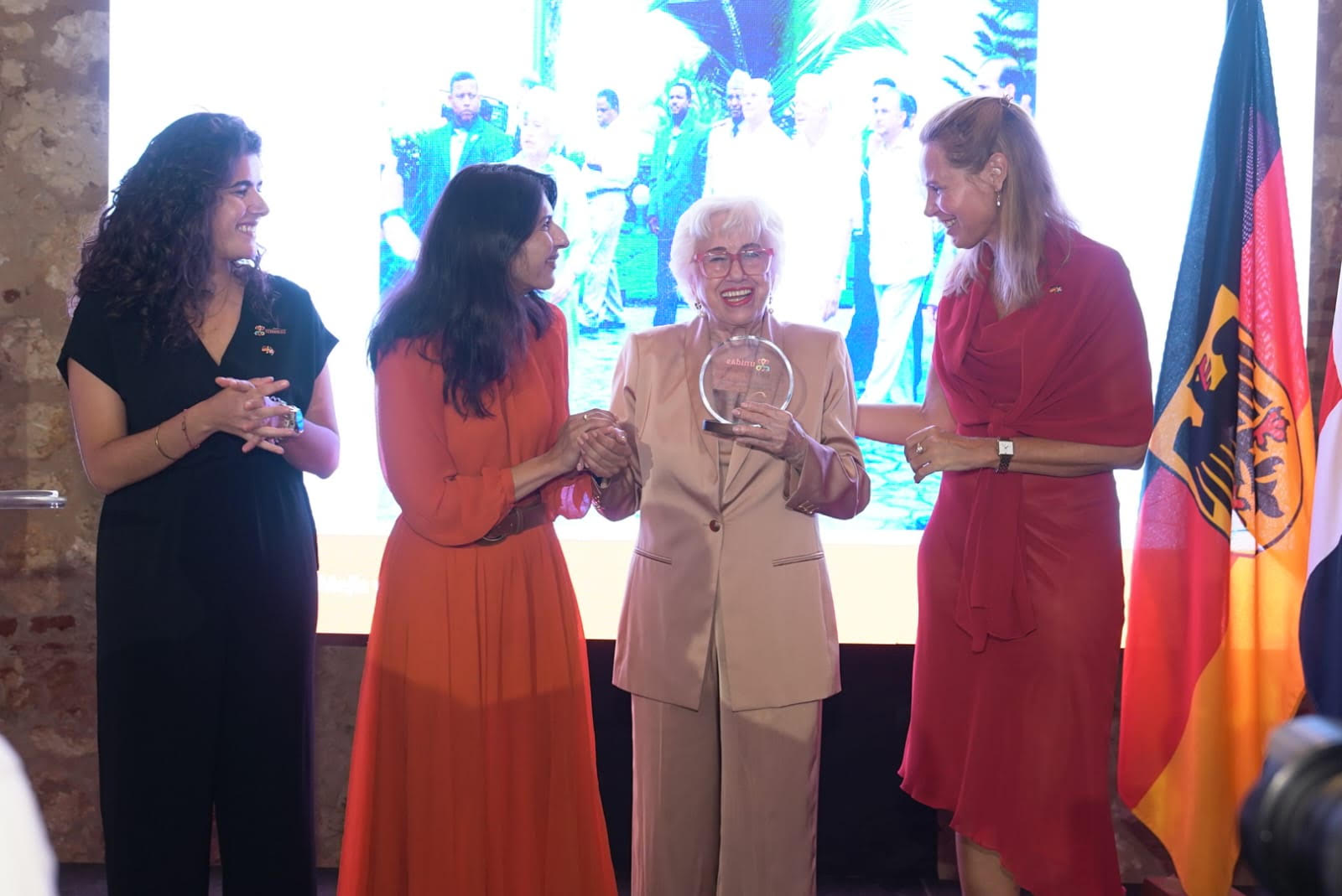 Premio Unidas por los Derechos de las Mujeres reconoce a Milagros Ortiz Bosch como primera dominicana por defensa de la democracia