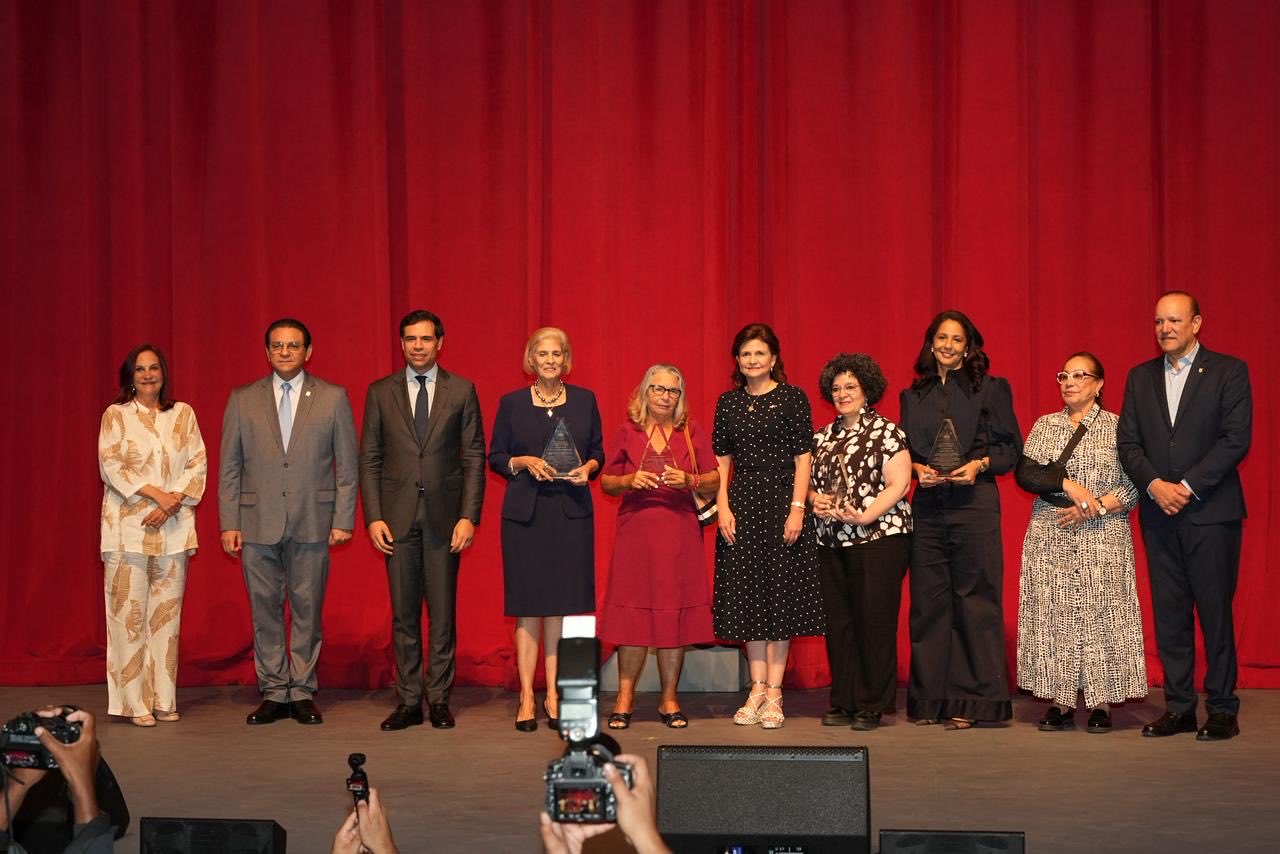 Himno a las madres reúne a autoridades y reconoce a mujeres destacadas de Santiago en su centenario