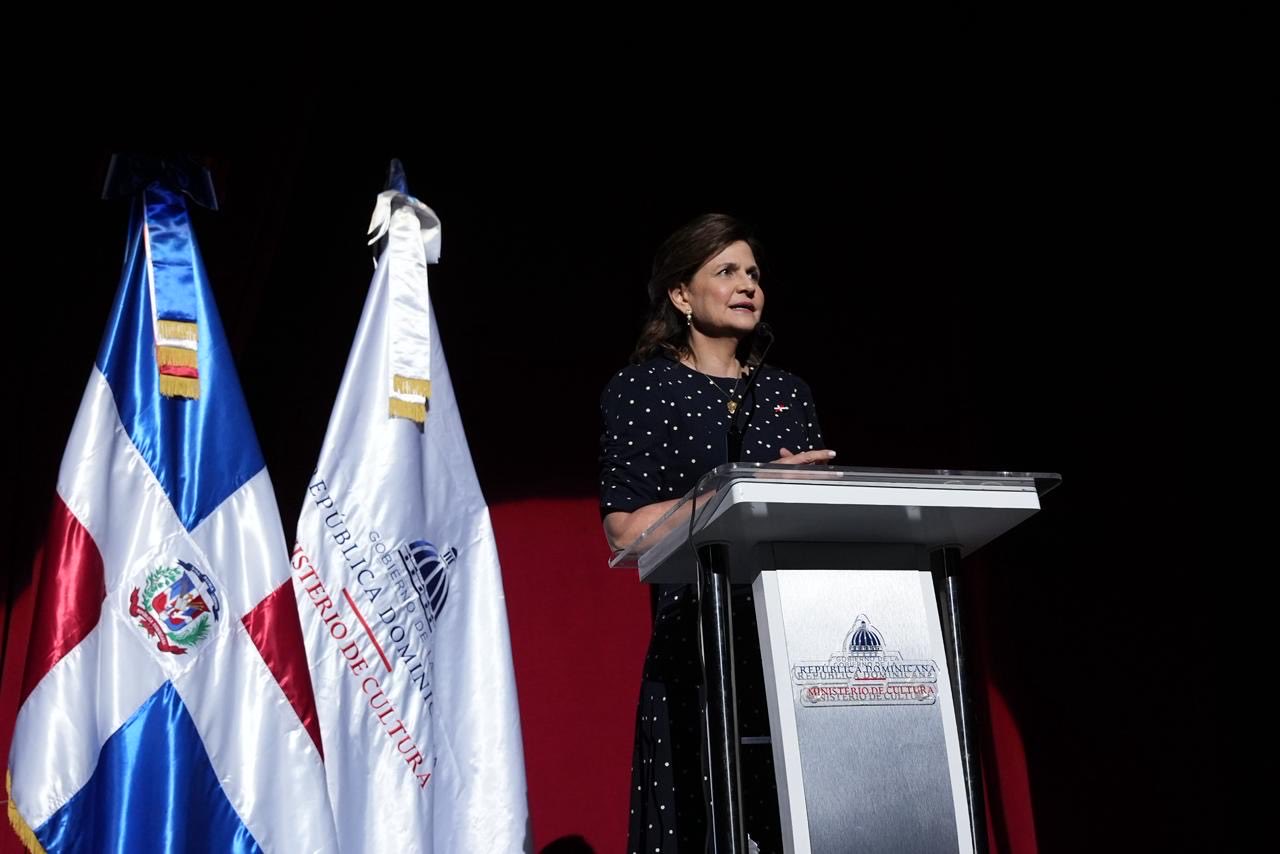 Himno a las madres reúne a autoridades y reconoce a mujeres destacadas de Santiago en su centenario