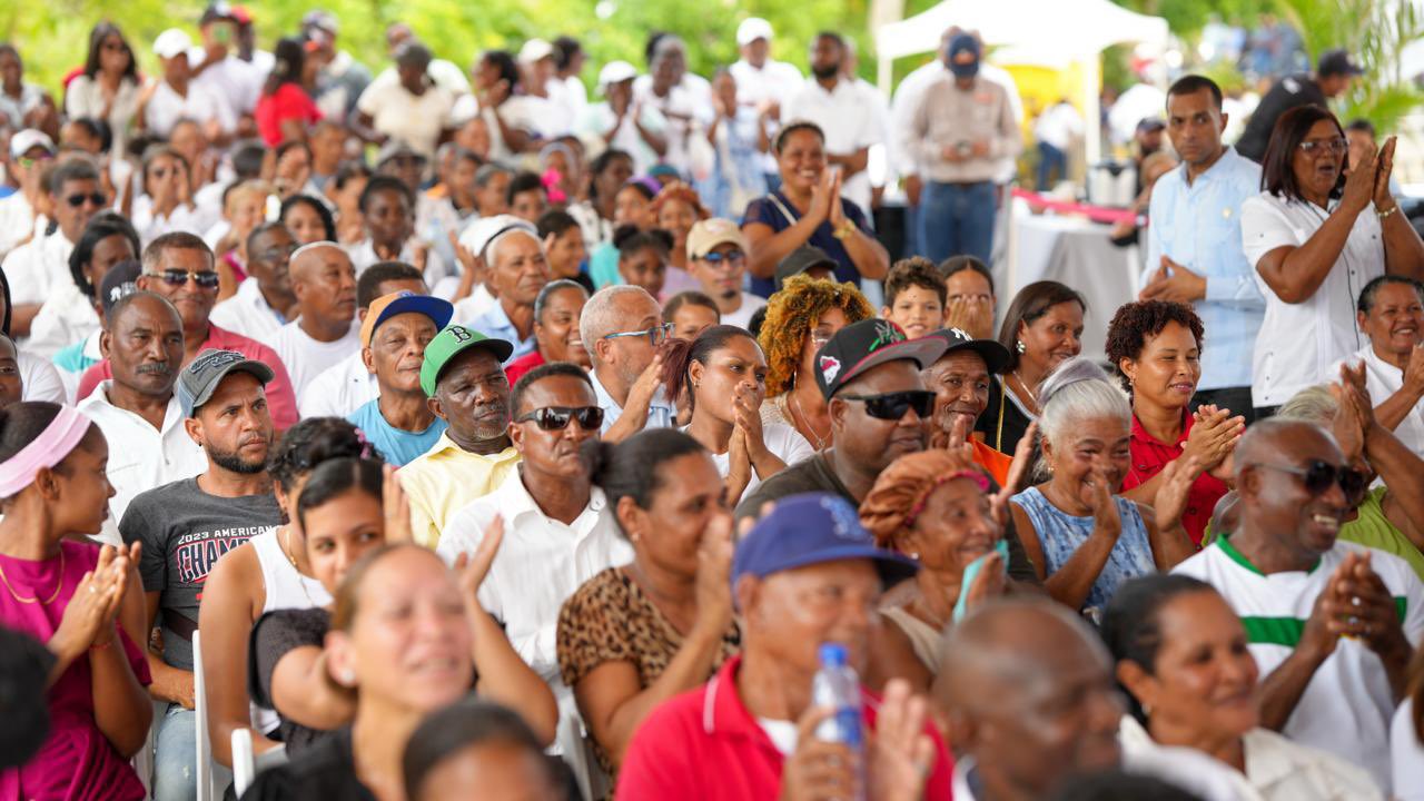 Desarrollo comunitario es impulsado por Raquel Peña con agenda de juventud y producción en Monte Plata