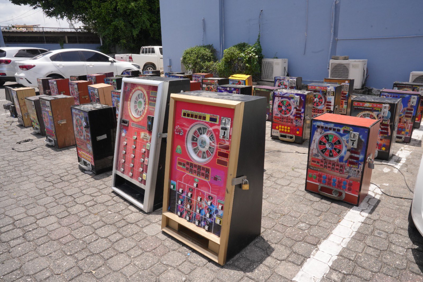Máquinas ilegales ocupan DINTEL y Ministerio Público con incautación de 87 tragamonedas en Santo Domingo
