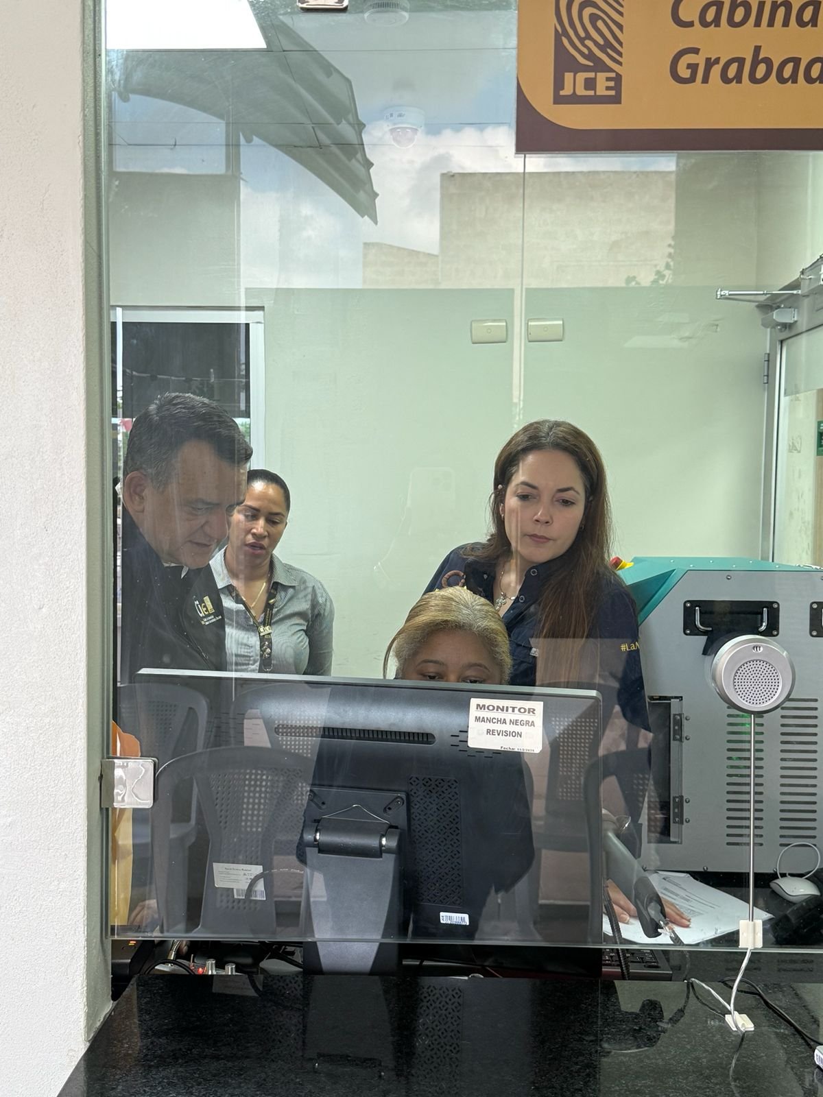 Nueva cédula avanza con supervisión de la JCE en Higüey y Verón tras entregar 1,086 documentos