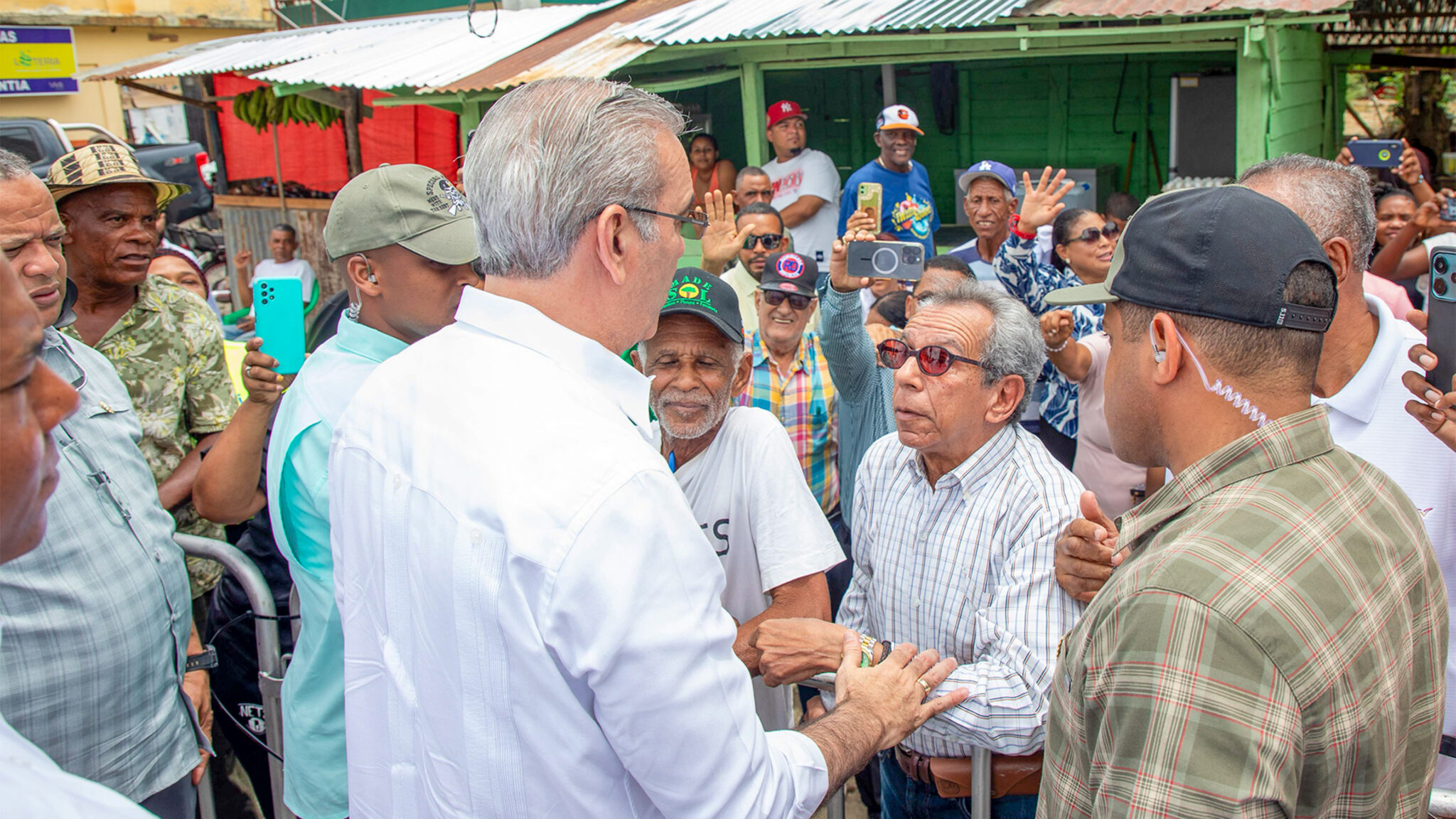 El presidente Abinader impulsa infraestructura vial en Monte Plata con dos carreteras y un techado escolar