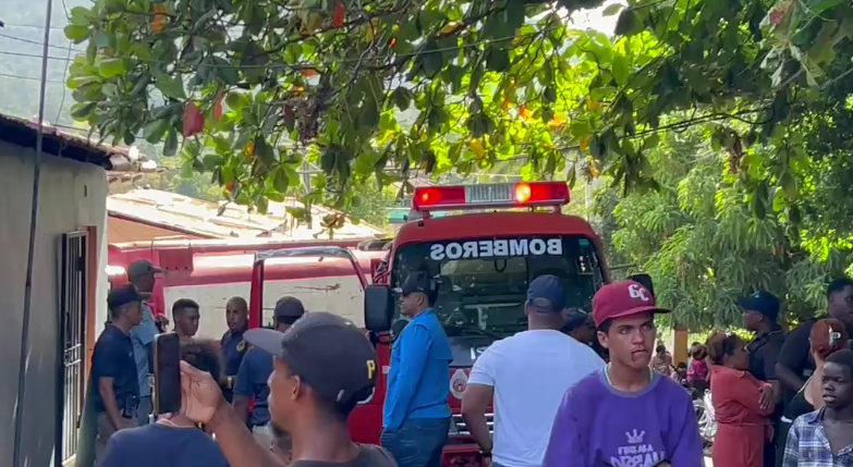 Incendio en Jarabacoa afecta viviendas en el sector Don Bosco y deja una mujer rescatada por comunitarios