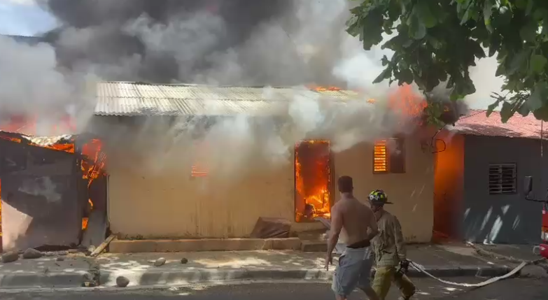 Incendio en Jarabacoa afecta viviendas en el sector Don Bosco y deja una mujer rescatada por comunitarios