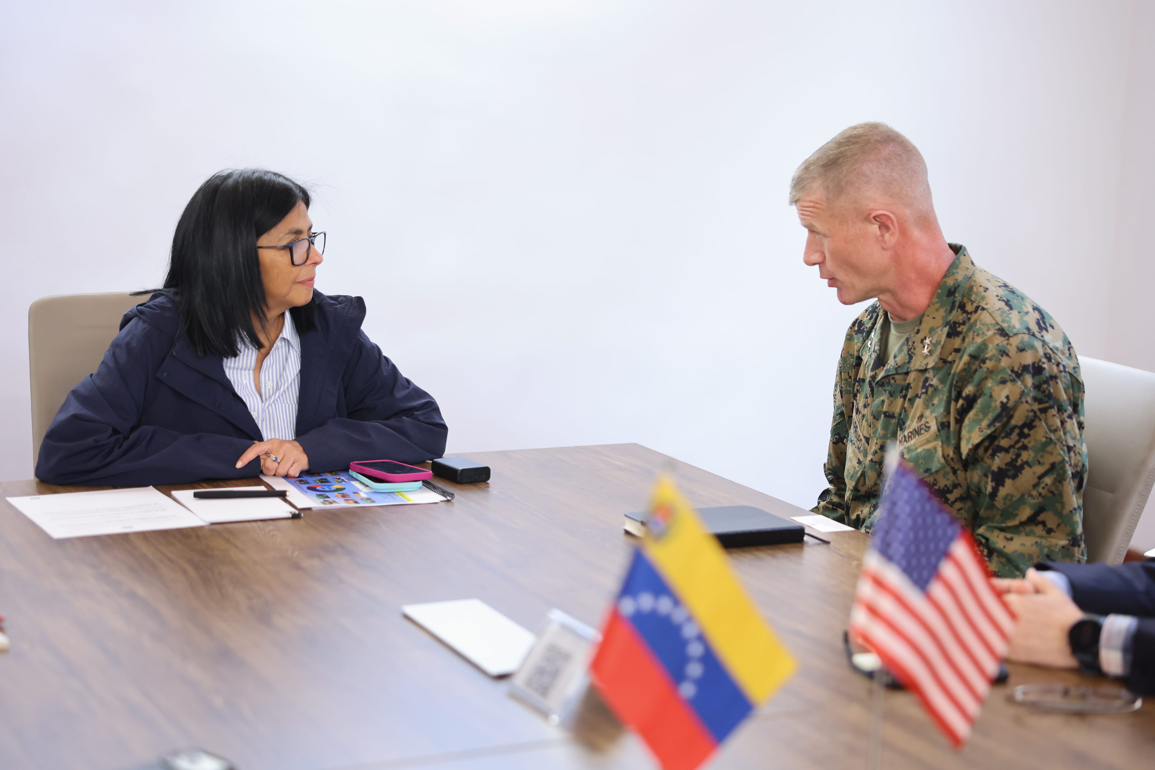 Crisis en Venezuela reúne a Delcy Rodríguez con expertos de EE. UU. tras terremotos con más de 900 fallecidos
