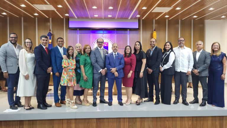 Nuevos especialistas fortalecen sistema de salud con graduación de 79 médicos en el Hospital Cabral y Báez
