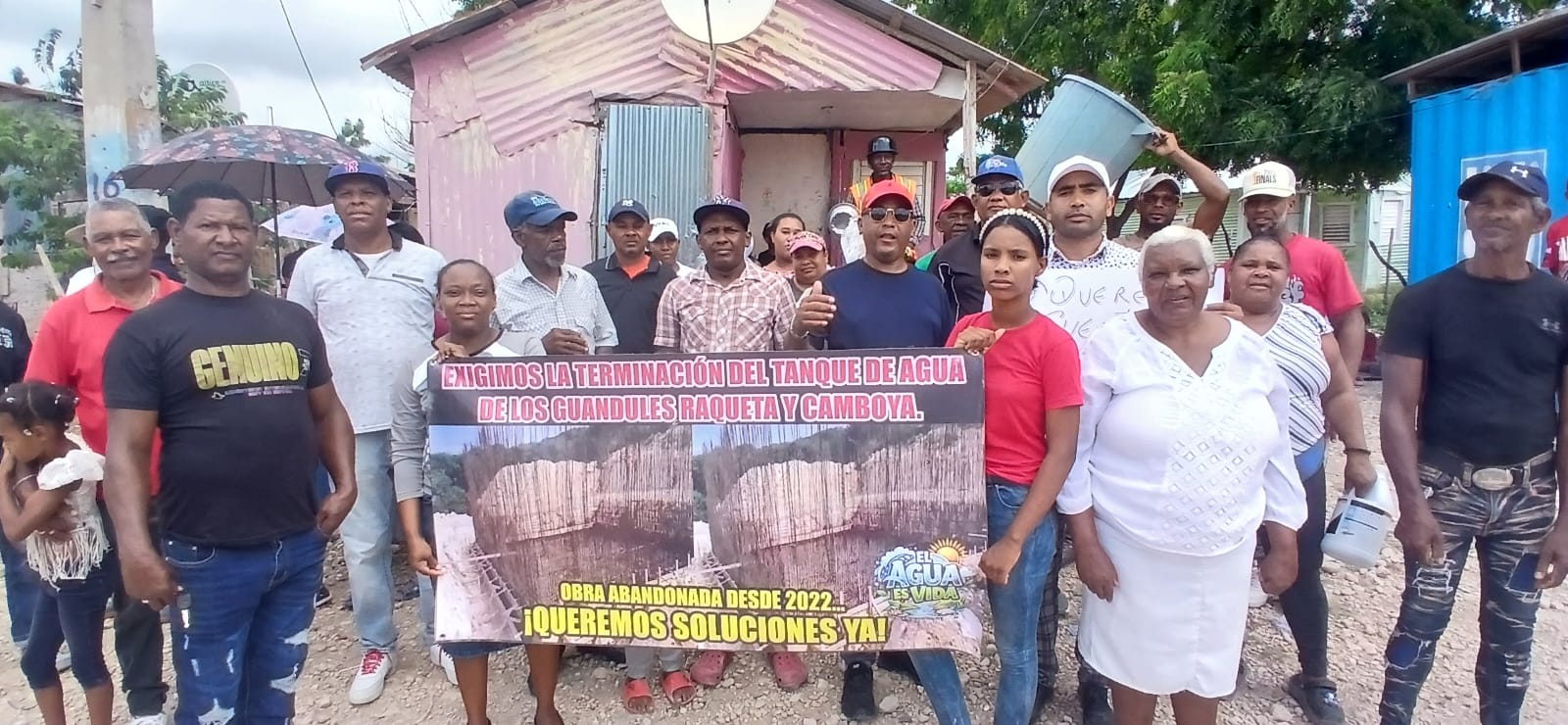 Carencia de agua potable motiva protesta de comunitarios en Barahona por retraso en tanque iniciado en 2022