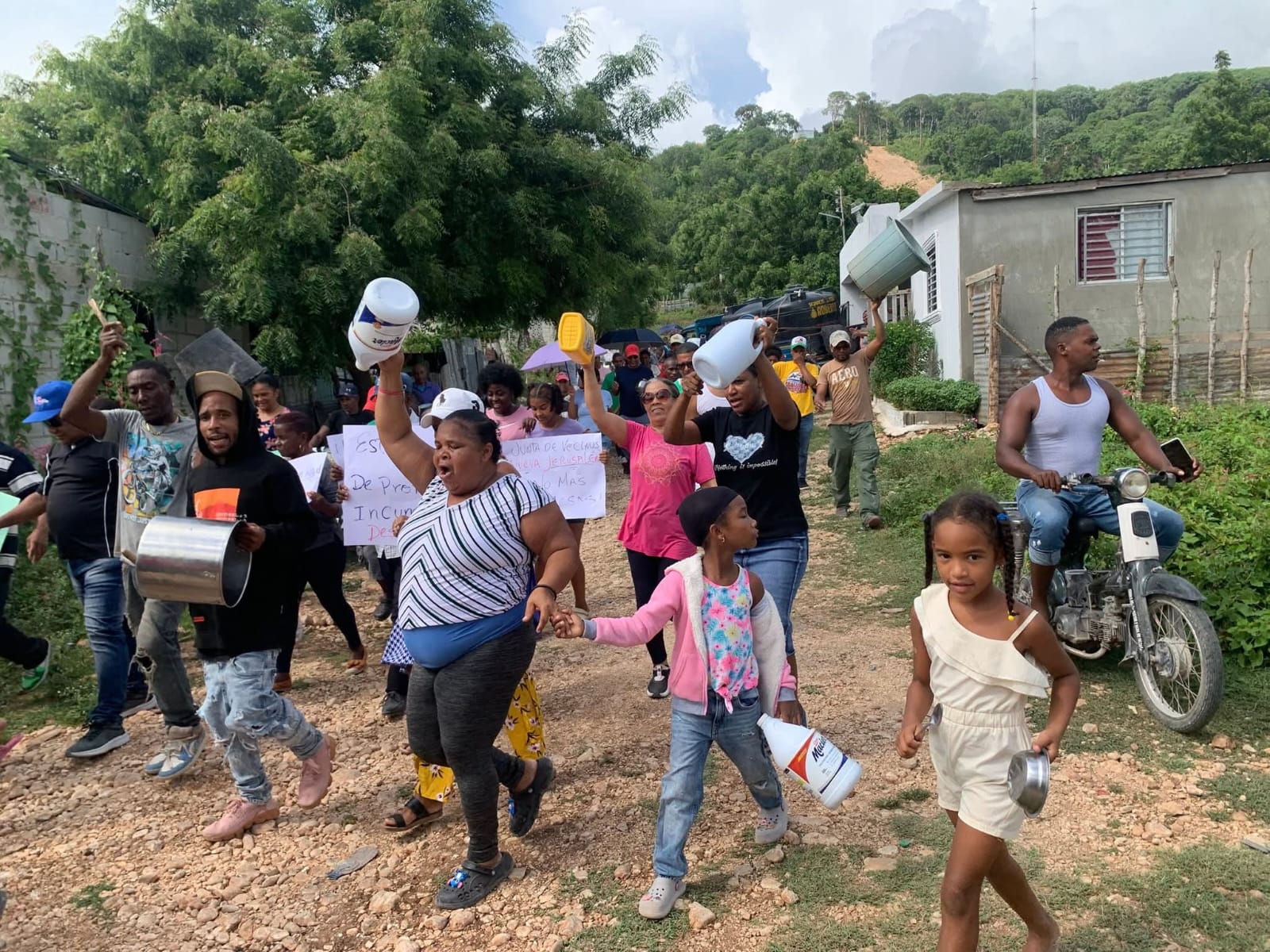 Carencia de agua potable motiva protesta de comunitarios en Barahona por retraso en tanque iniciado en 2022