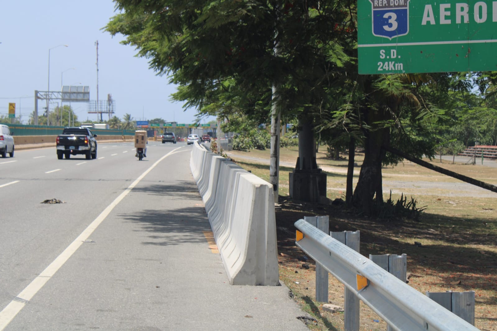 La seguridad vial motivó a RD Vial a colocar muros en La Caleta tras el caos vehicular generado por una fiesta improvisada