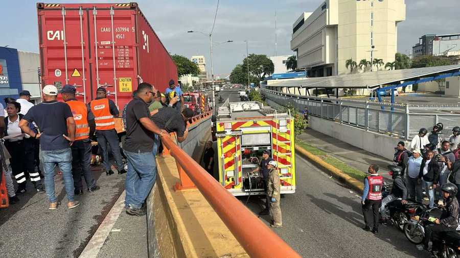 Rescate de motorista moviliza grúa de Digesett tras quedar atrapado entre patana y muro del Quinto Centenario