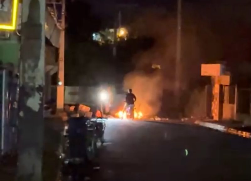 Apagones prolongados en Villa Emmanuel generan protesta de residentes por fallas eléctricas en Sosúa