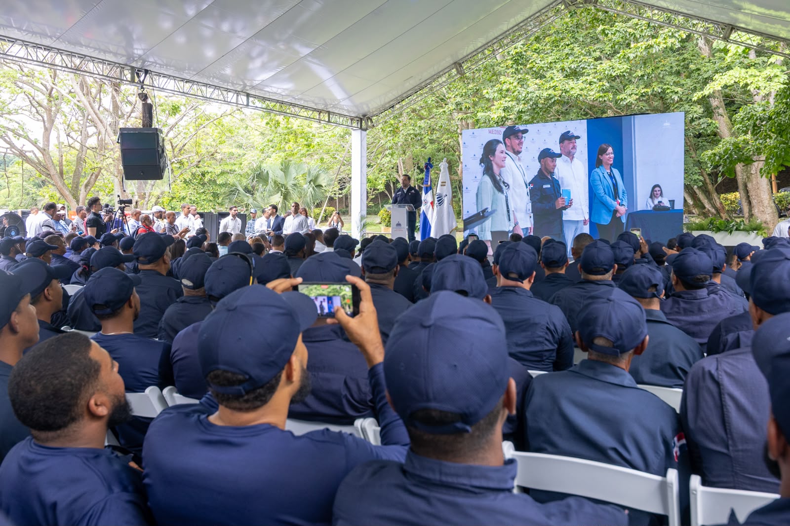 Guardaparques recibirán aumento salarial y nuevos equipos para fortalecer protección ambiental