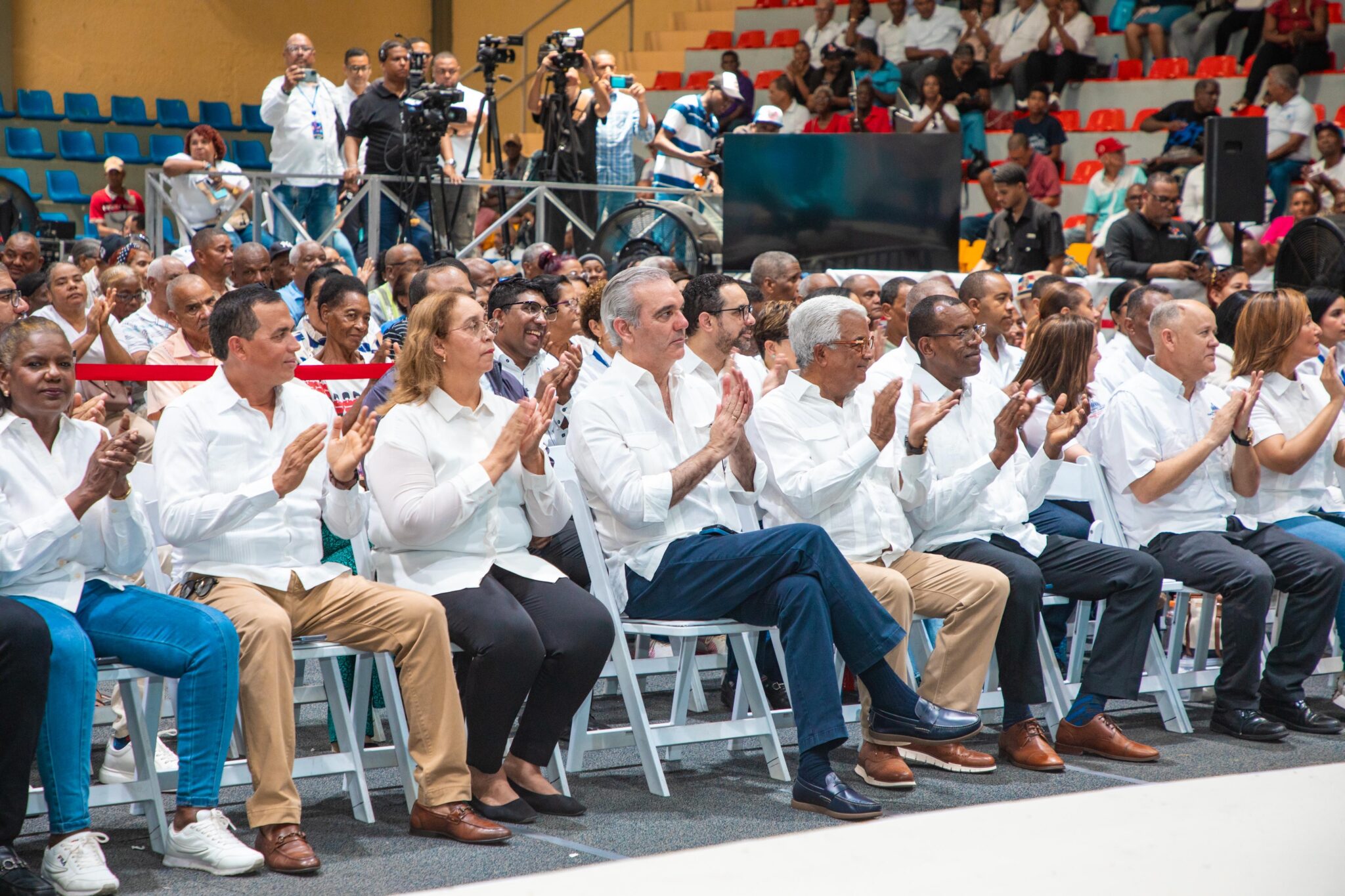 Títulos de propiedad benefician a 6,395 personas con entrega de 1,279 documentos encabezada por Abinader