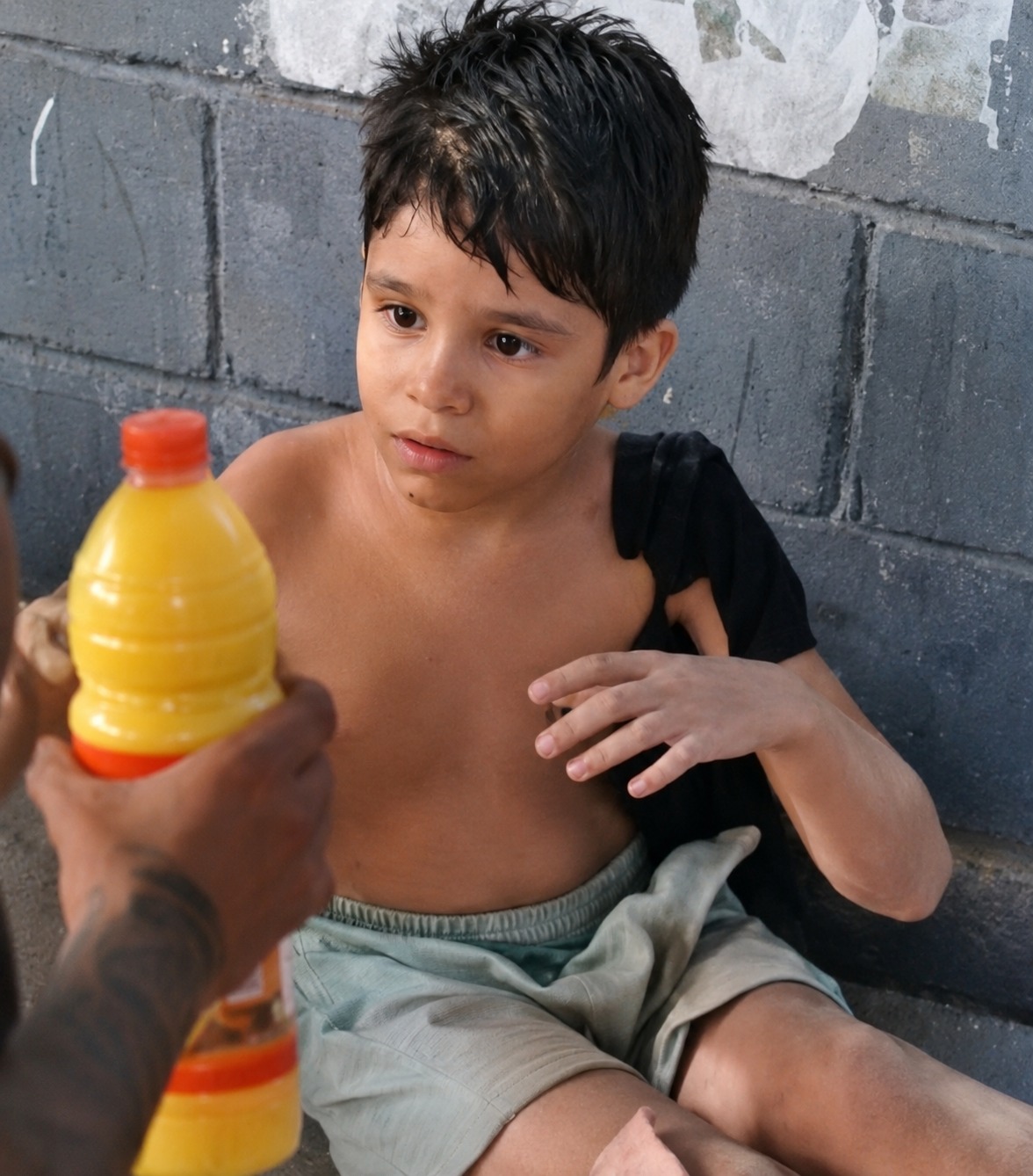 Niño rescatado relata tragedia familiar tras terremoto en Venezuela y conmueve con su testimonio