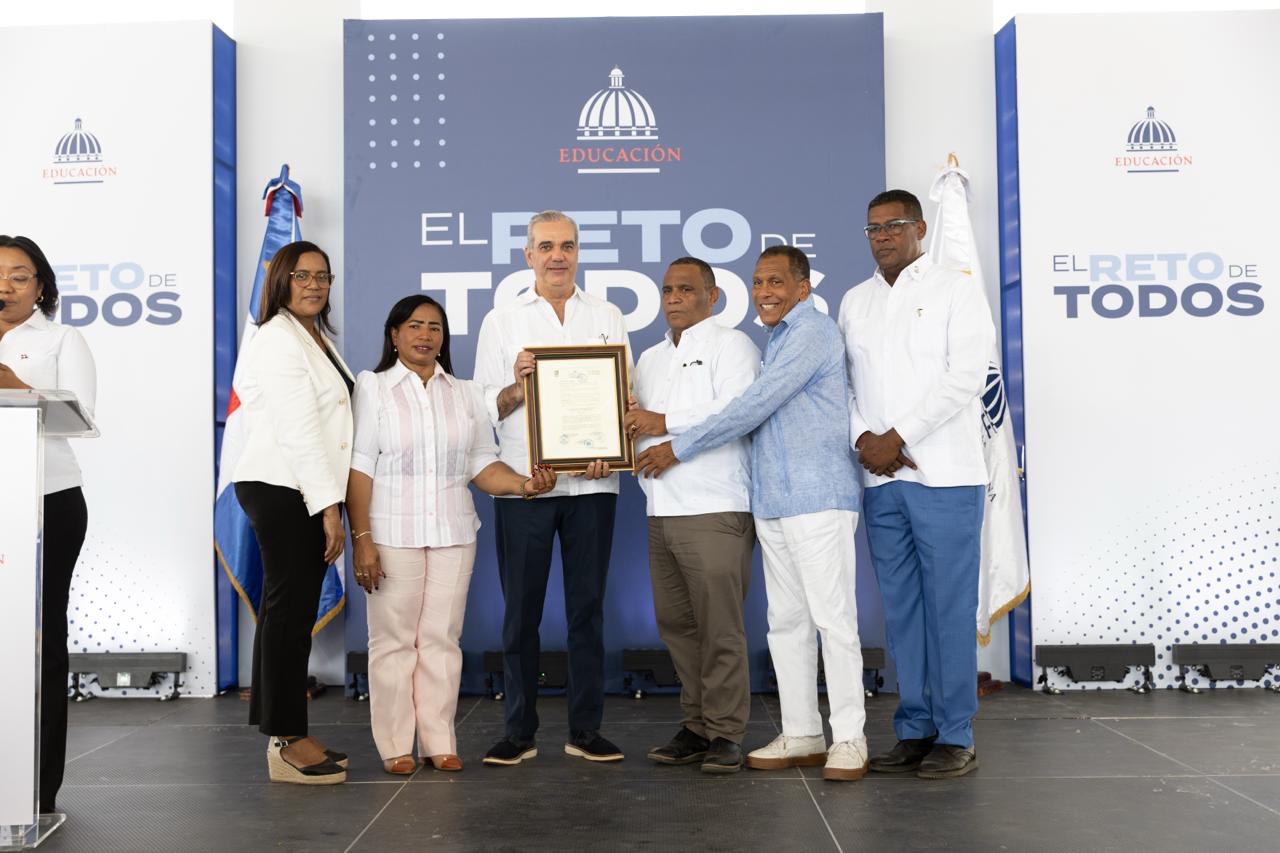 Techado escolar en Duvergé fue inaugurado por Abinader con una inversión de RD$45.5 millones para beneficiar a 388 estudiantes.