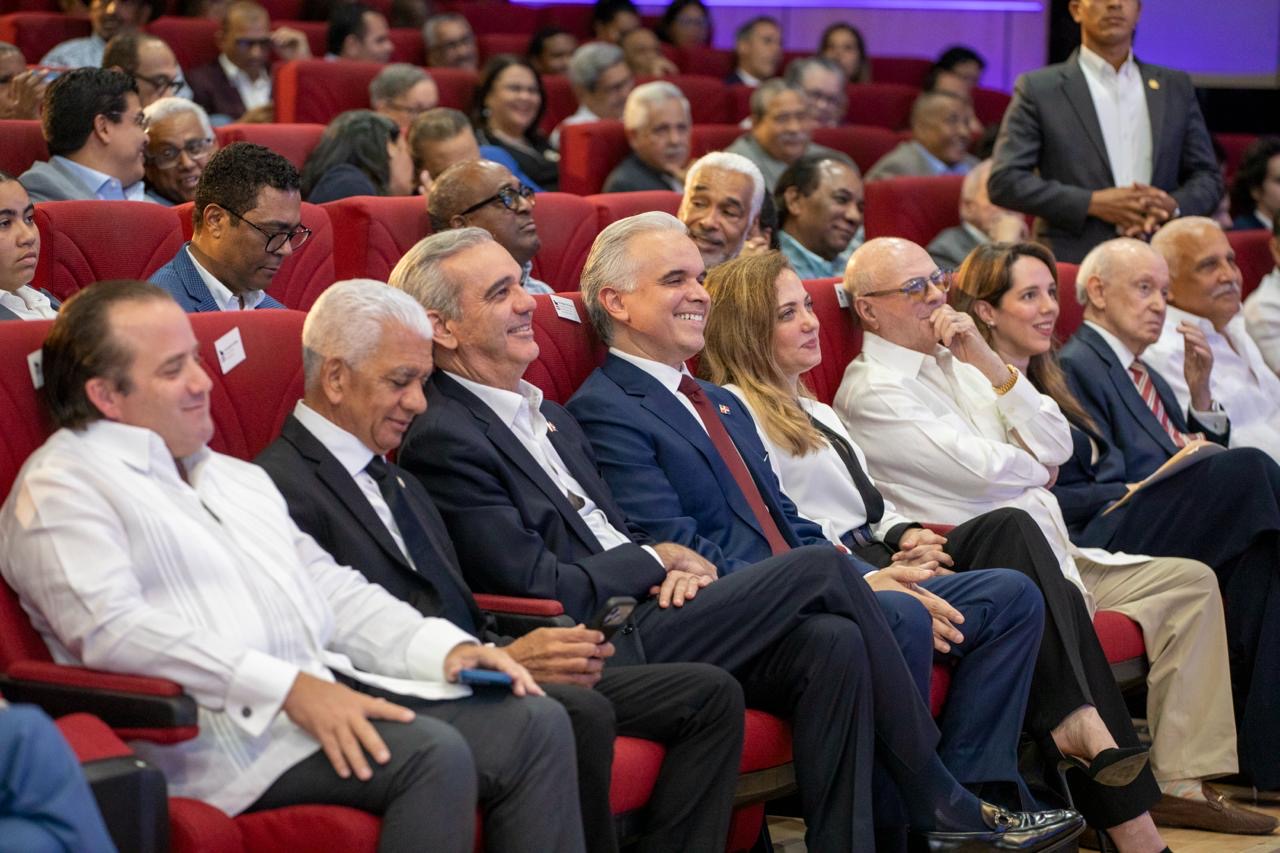 Natalicio por Hatuey De Camps reúne a Abinader en acto con documental y homenaje a su legado democrático