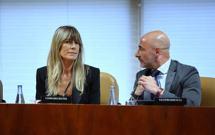 Begoña Gómez es enviada al banquillo, le retiran pasaporte y se le prohíbe salir de España