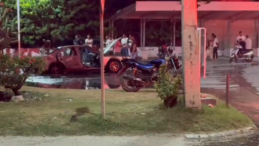Vehículo incendiado en estación de gasolina de Barahona genera alarma, pero no deja víctimas