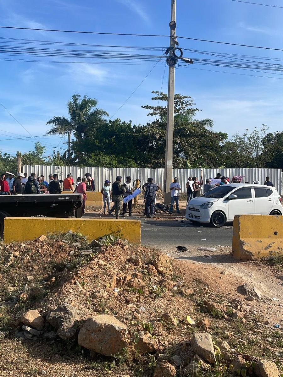 Protesta vecinal paraliza avenida Ecológica por reclamo de calles y agua potable en Nuevo Amanecer