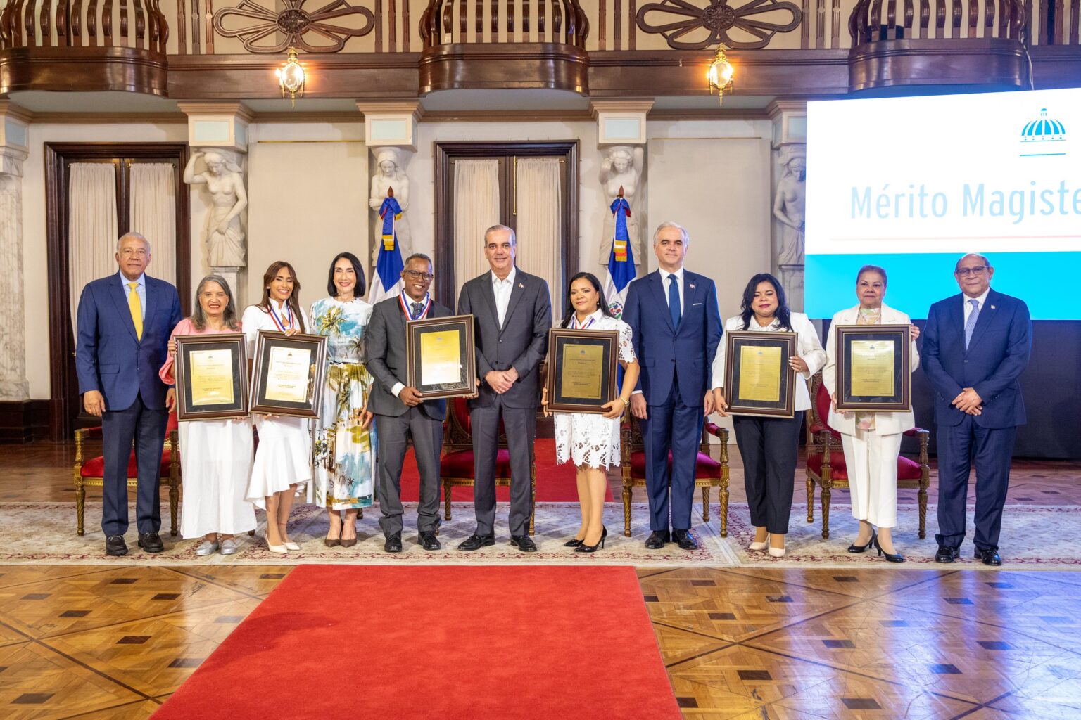 Luis Abinader reconoce a docentes destacados con la entrega de la Medalla al Mérito Magisterial 2026