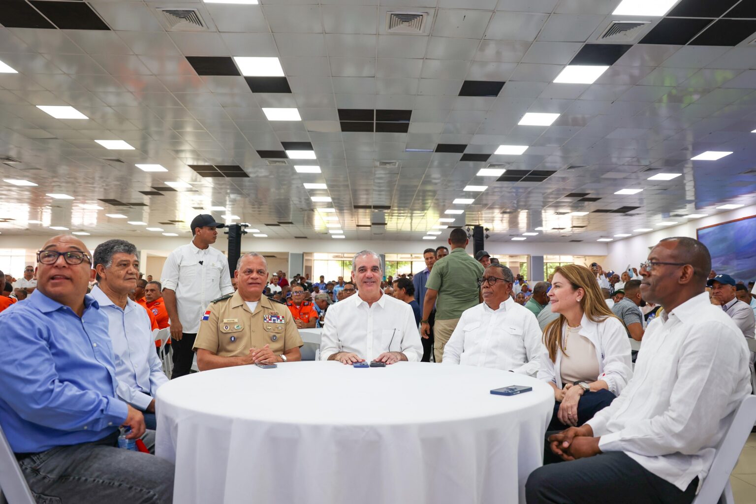 Padres dominicanos reciben llamado del presidente Luis Abinader a proteger sus familias
