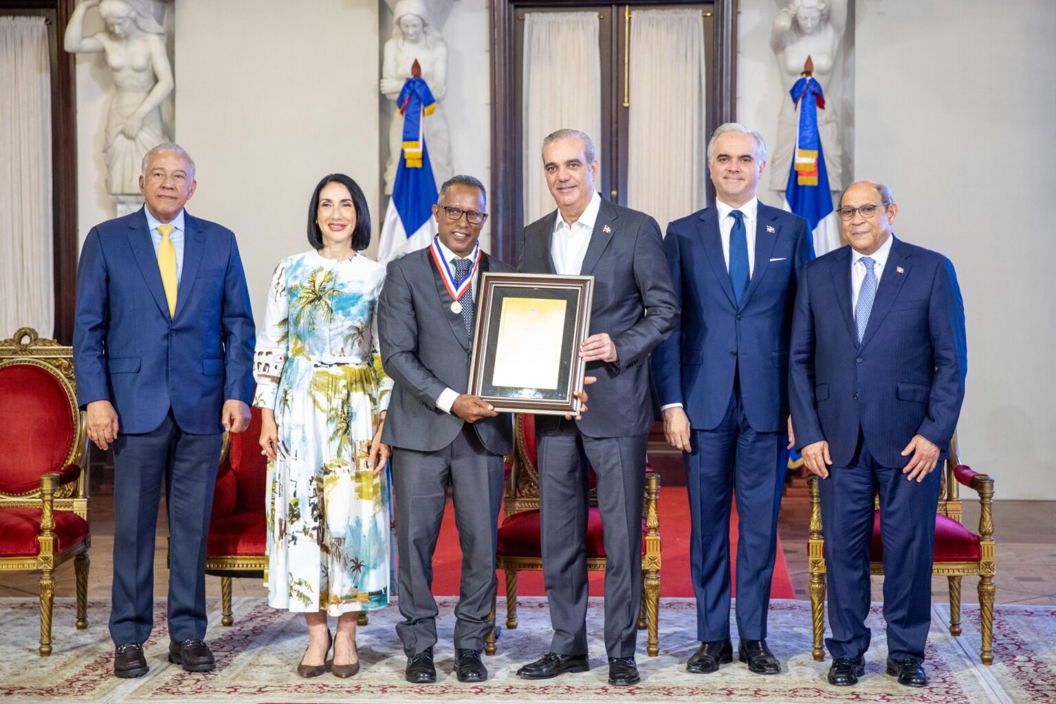 Luis Abinader reconoce a docentes destacados con la entrega de la Medalla al Mérito Magisterial 2026