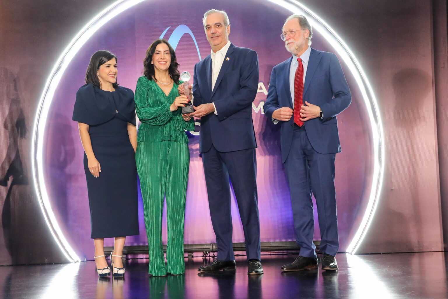 Inversión extranjera impulsa confianza en República Dominicana, afirma Abinader en foro internacional