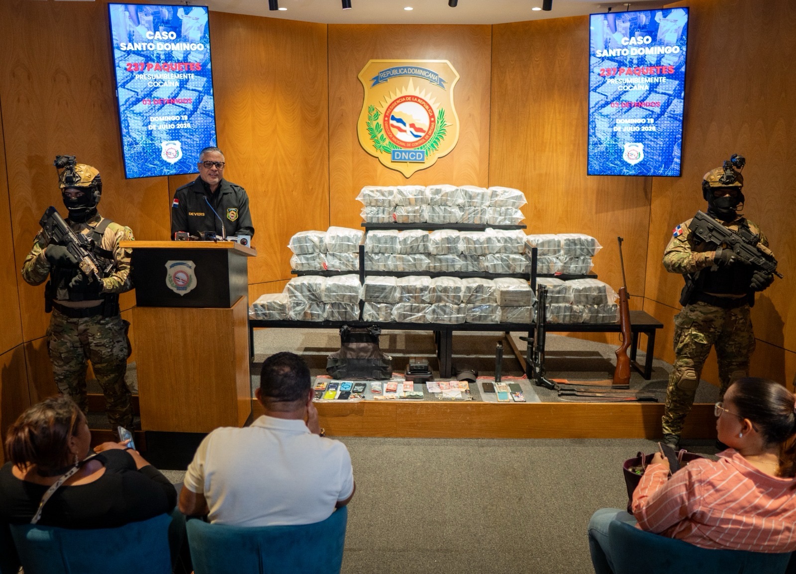 Presunta cocaína ocupada en operativo deja 237 paquetes y tres detenidos en Santo Domingo