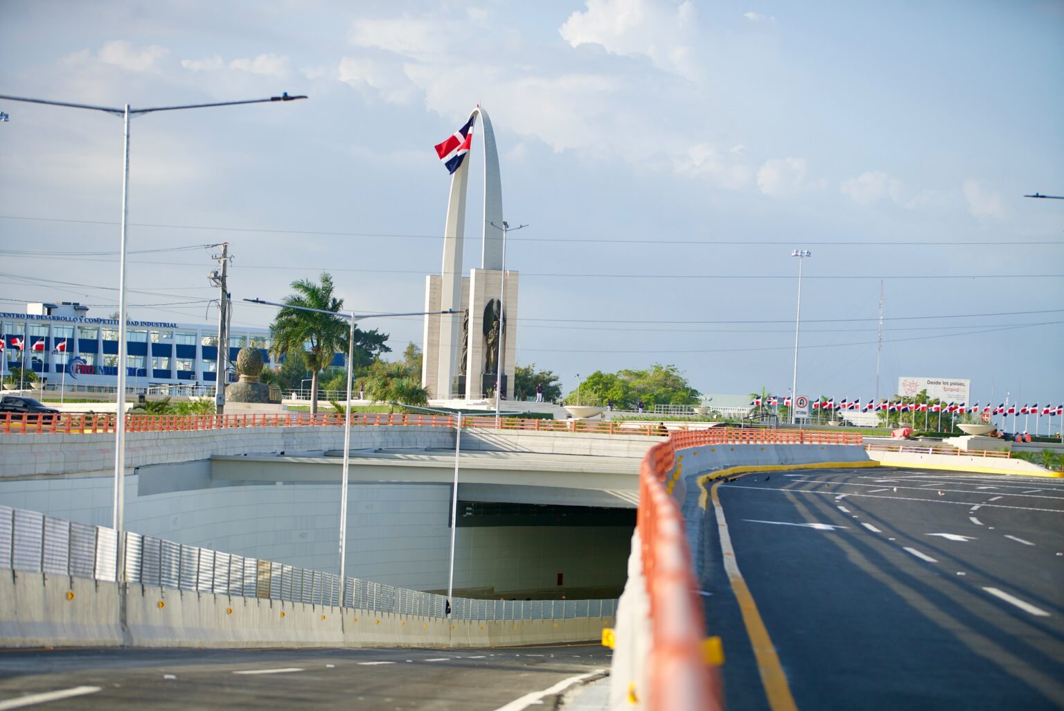 Movilidad urbana mejora con túnel de la Plaza de la Bandera que agiliza salida hacia el Sur