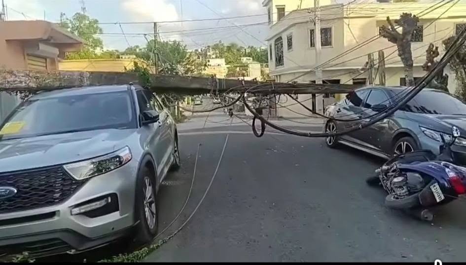 Poste eléctrico cae sobre dos vehículos tras incidente ocurrido en el barrio Las Javillas de Hato Mayor