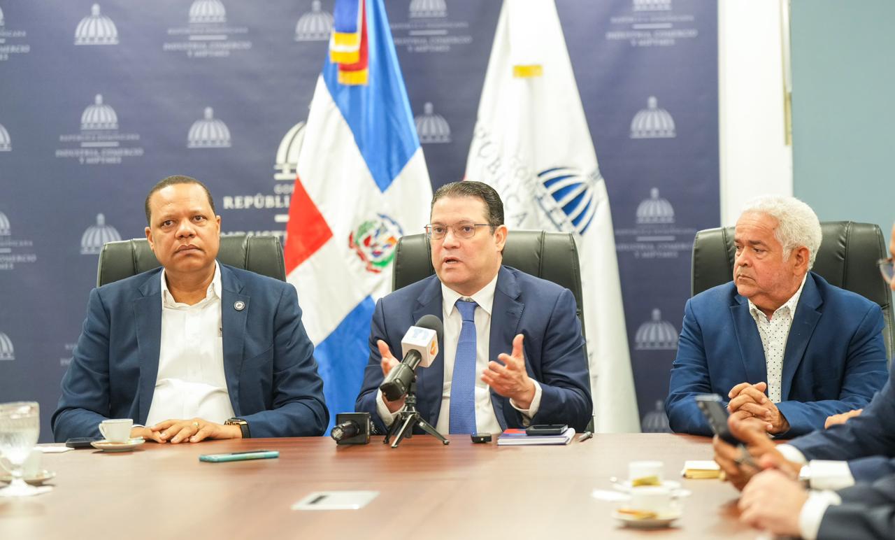Pago con tarjetas centra diálogo entre MICM y Adanegas para tratar comisiones sin afectar el servicio nacional