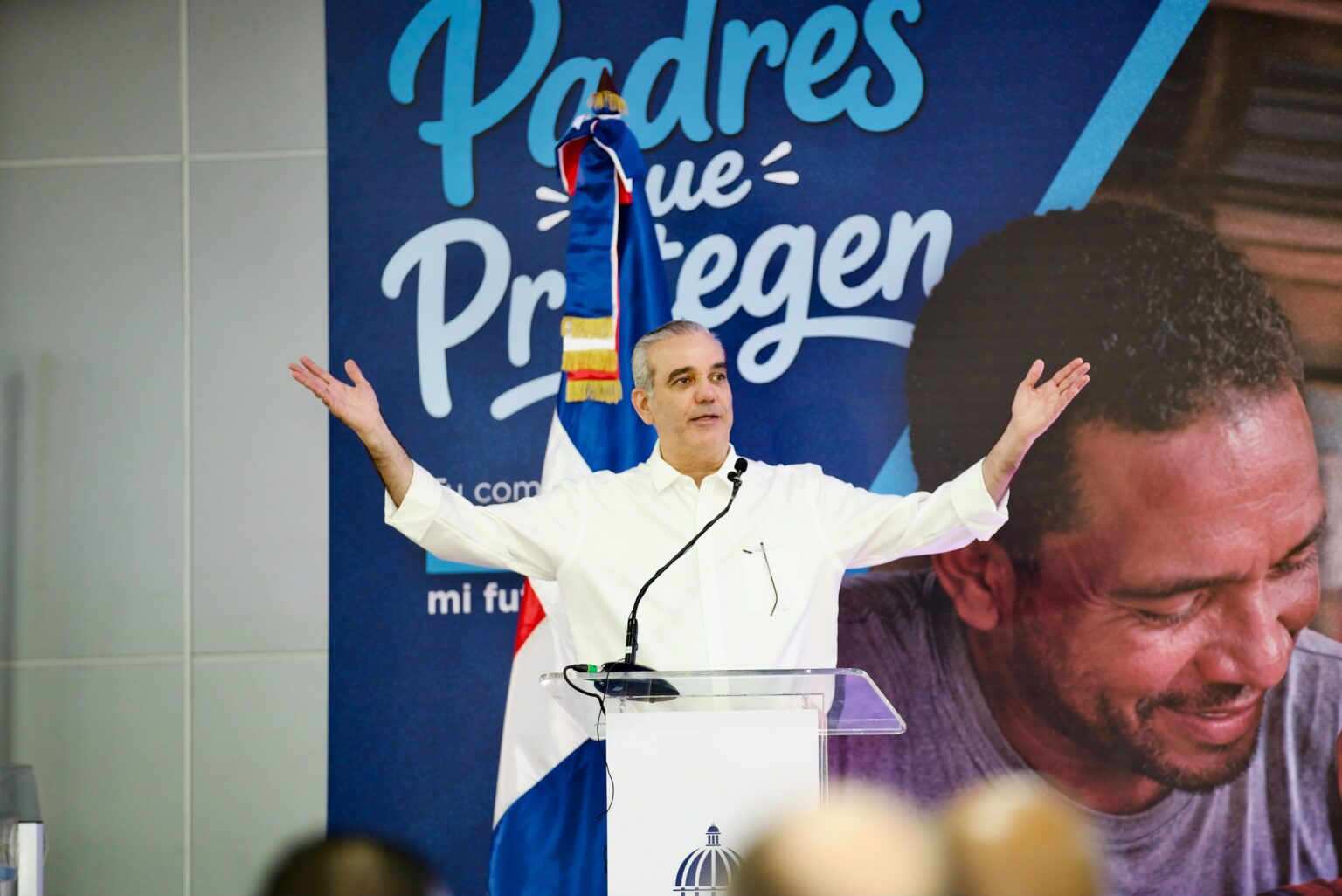 Padres dominicanos reciben llamado del presidente Luis Abinader a proteger sus familias