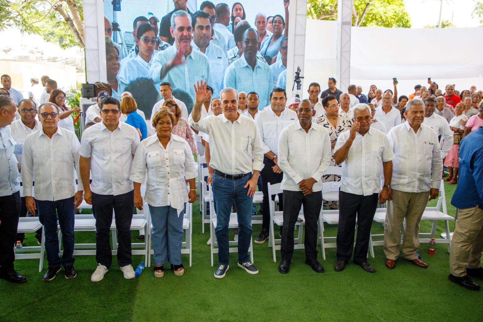 Abinader entrega 1,000 títulos de propiedad en Los Frailes, beneficiando a más de 4,000 personas 