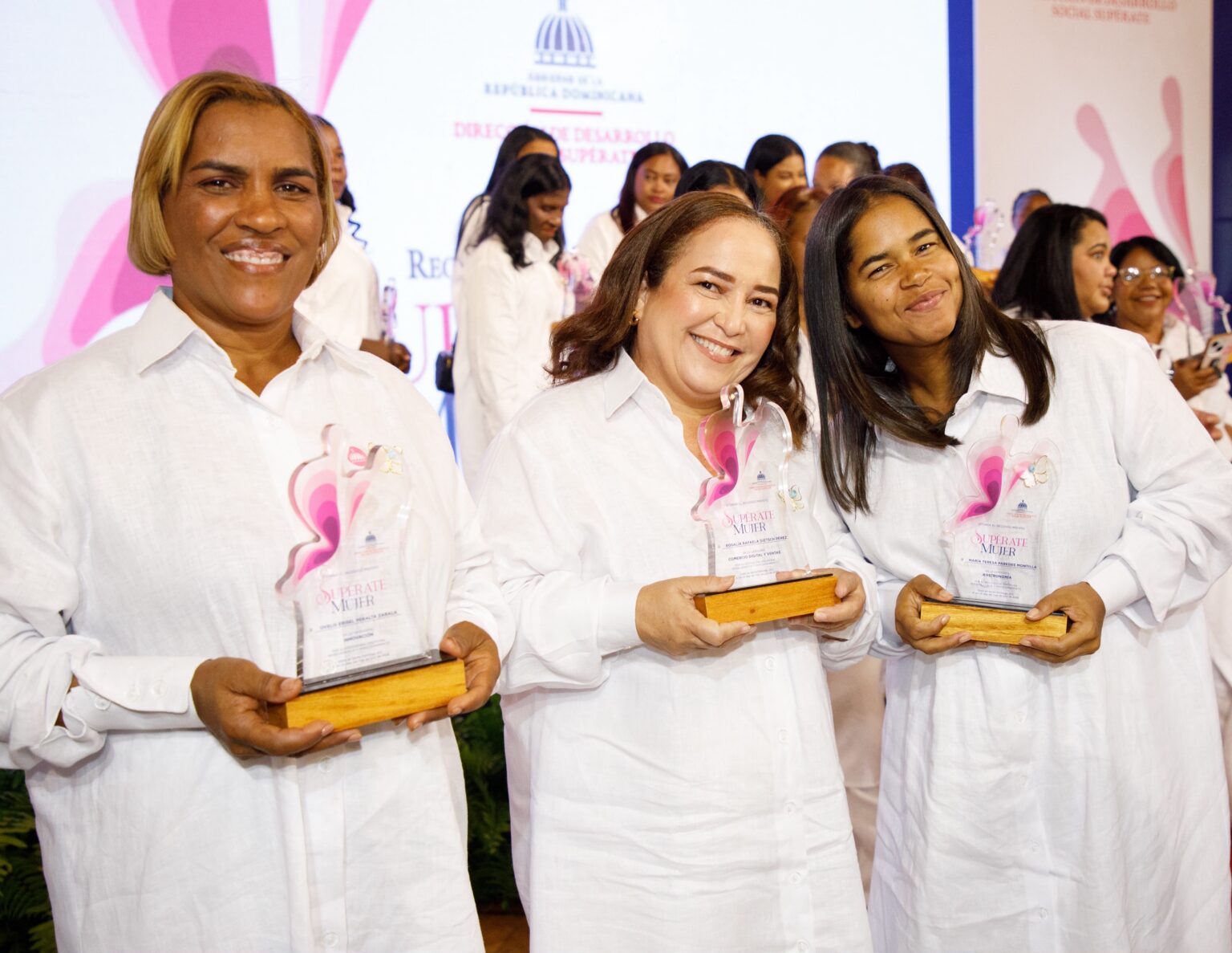Premio Supérate Mujer reconoce a 35 emprendedoras y anuncia capacitación para otras 1,500 mujeres