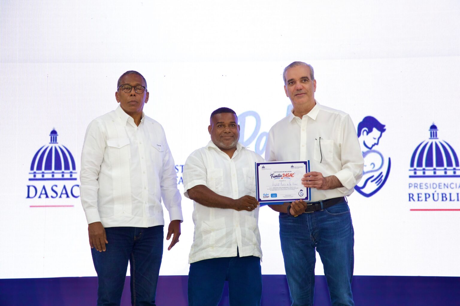 Padres dominicanos reciben llamado del presidente Luis Abinader a proteger sus familias