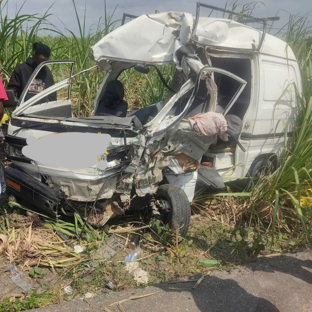 Accidente en Guaymate deja un conductor fallecido tras choque entre minibús y autobús