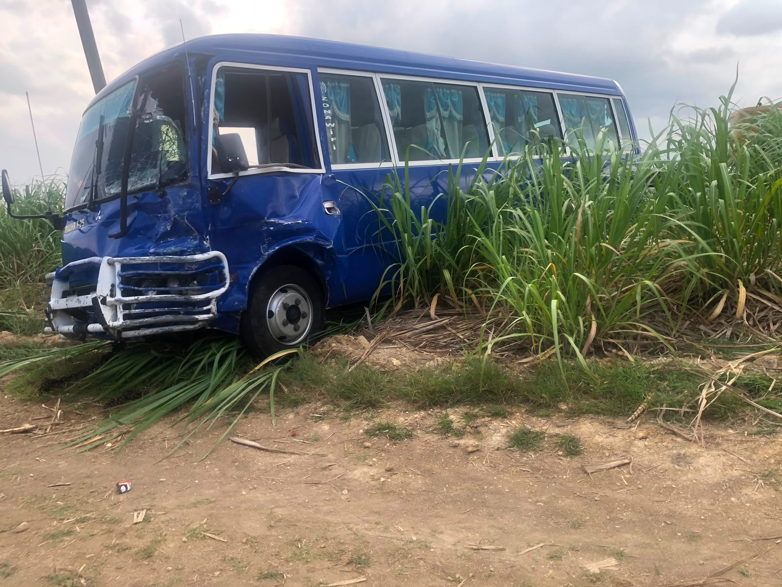 Accidente en Guaymate deja un conductor fallecido tras choque entre minibús y autobús