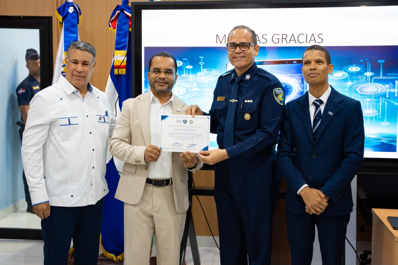 Inteligencia artificial fortalece al alto mando de la Policía con certificación del ITLA