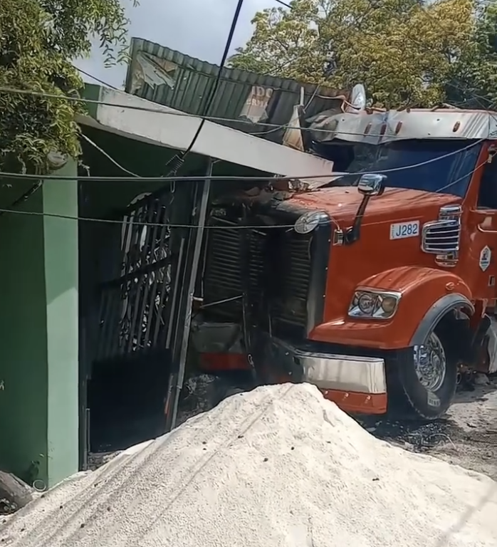 Accidente de patana deja daños en vivienda y comercios tras presunto infarto de conductor en SPM
