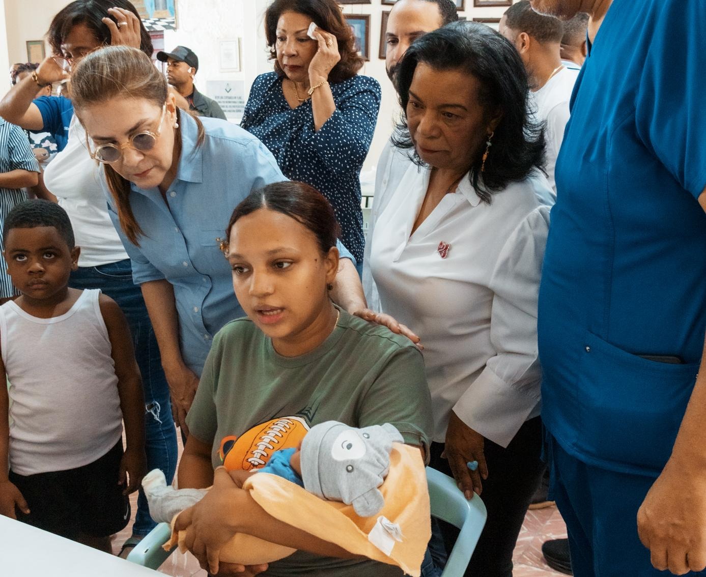 Operativo médico de Carolina Mejía beneficia a 166 personas y entrega alimentos en Ciudad Colonial