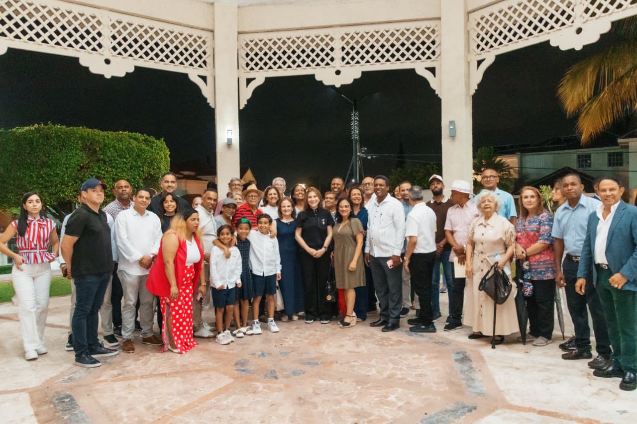 Luminarias LED benefician 68 calles de Arroyo Hondo III con entrega de 434 equipos por la alcaldía