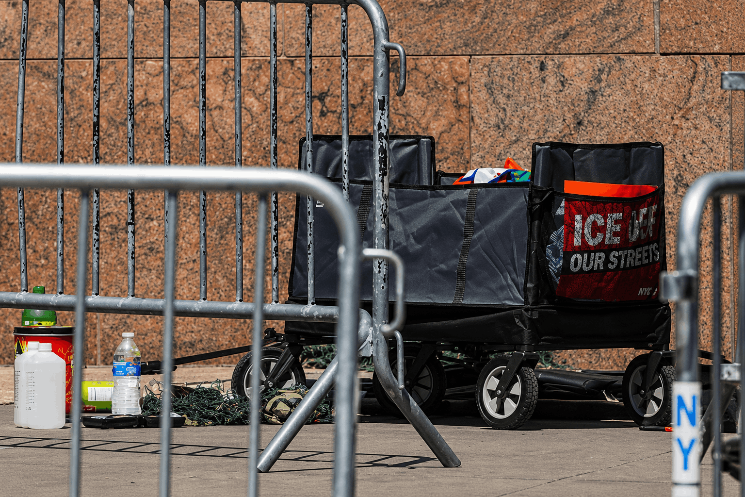 Explosivo casero frente a edificio del ICE y FBI en Nueva York deja dos heridos leves y un detenido